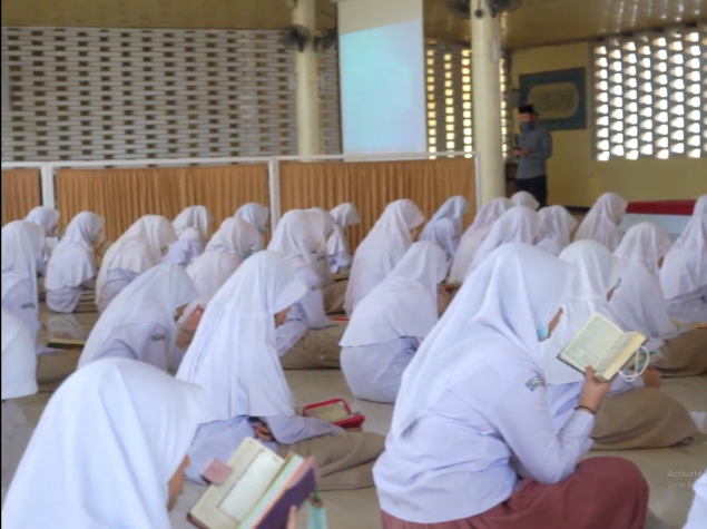 Menyiapkan Putri Hafizhah Qur'an yang Siap Mengabdi kepada Umat di Pesantren Putri Al Masoem