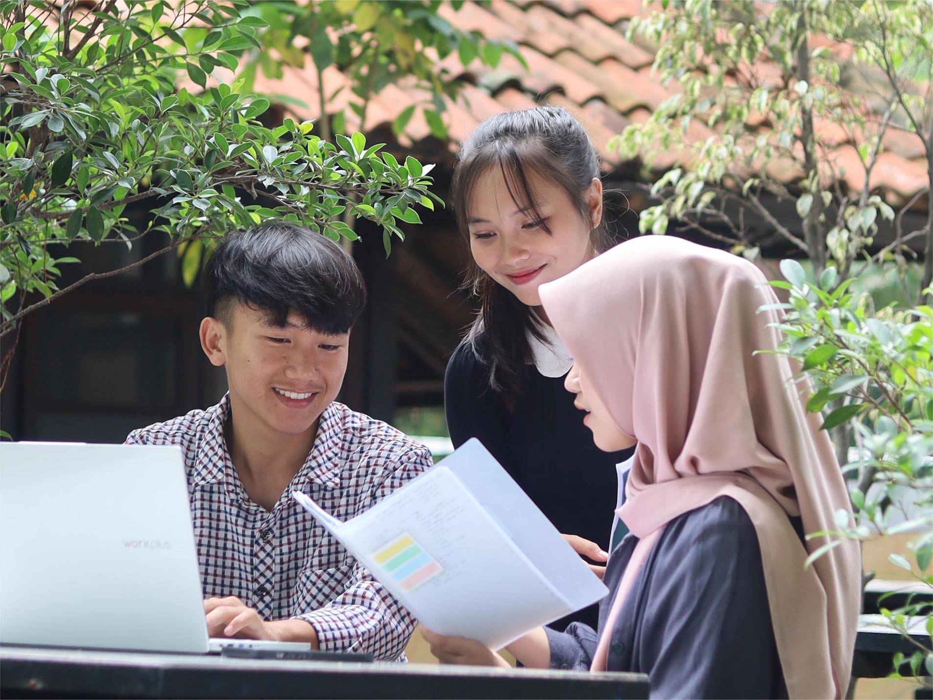 Investasi Kuliah di Kampus Berjaringan Alumni & Industri Luas, Worth It Nggak Sih? Ini Jawabannya!