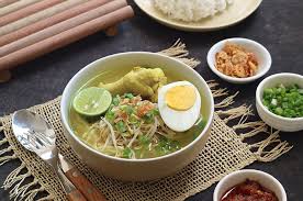 Resep Soto Ayam Bening: Lebih Nikmat dengan Tambahan Telur Rebus dan Irisan Tomat